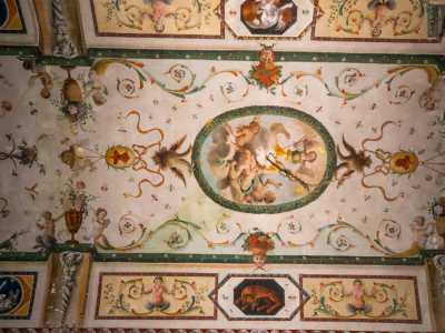Al centro della volta San Michele Arcangelo calpesta un demone tra due donne svestite, alle estremit� invece due aquile bicefale sorreggono degli ovali con rossi volti demoniaci e recipienti bronzei usati per abluzioni rituali